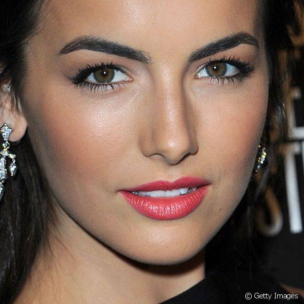 Para prestigiar festa pré-oscar em 2010, a atriz escolheu um batom coral e olhos delineados